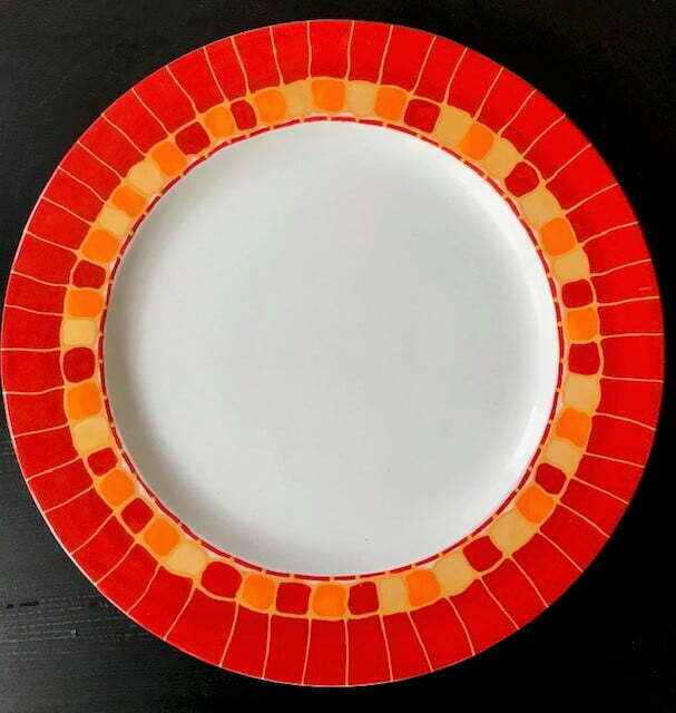 Assiette de présentation .32 cm. Porcelaine. effet peint main, Motifs mosaïque rouge-or-orange . Artludie.